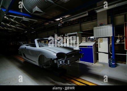 Eine verlassene MG TF Sportwagen am Fließband in der alten verlassenen MG Rover Auto Fabrik in Longbridge, Birmingham, UK im Jahr 2007 verlassen. Stockfoto