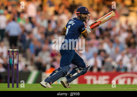 London, UK. 19. Juli 2017. Varun Chopra Wimper für Essex gegen Surrey im NatWest T20 Blast Spiel im Kia Oval. David Rowe/Alamy Live-Nachrichten Stockfoto