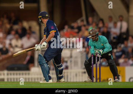 London, UK. 19. Juli 2017. Tom Westley ist aus der Bowling von Batty von Kumar Sangakkara ratlos, während für Essex gegen Surrey im NatWest T20 Blast Spiel im Kia Oval mit der Wimper. David Rowe/Alamy Live-Nachrichten Stockfoto