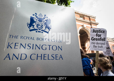 London, UK. 19. Juli 2017. Grenfell Turm Protest. Hunderte von wütenden Demonstranten versammeln sich vor Kensington Town Hall vor der erste volle Ratsversammlung seit der Brandkatastrophe. © Guy Corbishley/Alamy Live-Nachrichten Stockfoto