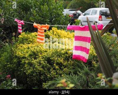 Garn Bombardierung, Yarnbombing, Knurrhahn Dorf, Isle of Wight. 19 Jul, 2017. Foto: 16 Jul, 2017. Der knurrhahn Stricken und Natter Gruppe dekorieren Knurrhahn Dorf zu Geld für die knurrhahn Elephant Club, eine örtliche Wohltätigkeitsorganisation, die Kapital für Menschen mit Gedächtnisproblemen und Fähigkeit, Hunde für die jungen Menschen erhöhen. Das Timing stimmt mit der Insel Wight offene Ateliers, wo Künstler öffnen ihre Werkstätten der Öffentlichkeit ihr Handwerk über die Insel vom 14. bis zum 24. Juli 2017 zeigen. Foto: 16 Jul, 2017. Stockfoto