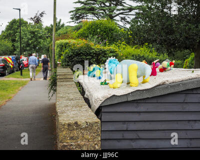 Garn Bombardierung, Yarnbombing, Knurrhahn Dorf, Isle of Wight. 19 Jul, 2017. Foto: 16 Jul, 2017. Der knurrhahn Stricken und Natter Gruppe dekorieren Knurrhahn Dorf zu Geld für die knurrhahn Elephant Club, eine örtliche Wohltätigkeitsorganisation, die Kapital für Menschen mit Gedächtnisproblemen und Fähigkeit, Hunde für die jungen Menschen erhöhen. Das Timing stimmt mit der Insel Wight offene Ateliers, wo Künstler öffnen ihre Werkstätten der Öffentlichkeit ihr Handwerk über die Insel vom 14. bis zum 24. Juli 2017 zeigen. Foto: 16 Jul, 2017. Stockfoto