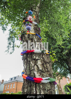 Garn Bombardierung, Yarnbombing, Knurrhahn Dorf, Isle of Wight. 19 Jul, 2017. Foto: 16 Jul, 2017. Der knurrhahn Stricken und Natter Gruppe dekorieren Knurrhahn Dorf zu Geld für die knurrhahn Elephant Club, eine örtliche Wohltätigkeitsorganisation, die Kapital für Menschen mit Gedächtnisproblemen und Fähigkeit, Hunde für die jungen Menschen erhöhen. Das Timing stimmt mit der Insel Wight offene Ateliers, wo Künstler öffnen ihre Werkstätten der Öffentlichkeit ihr Handwerk über die Insel vom 14. bis zum 24. Juli 2017 zeigen. Foto: 16 Jul, 2017. Stockfoto