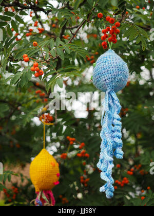 Garn Bombardierung, Yarnbombing, Knurrhahn Dorf, Isle of Wight. 19 Jul, 2017. Foto: 16 Jul, 2017. Der knurrhahn Stricken und Natter Gruppe dekorieren Knurrhahn Dorf zu Geld für die knurrhahn Elephant Club, eine örtliche Wohltätigkeitsorganisation, die Kapital für Menschen mit Gedächtnisproblemen und Fähigkeit, Hunde für die jungen Menschen erhöhen. Das Timing stimmt mit der Insel Wight offene Ateliers, wo Künstler öffnen ihre Werkstätten der Öffentlichkeit ihr Handwerk über die Insel vom 14. bis zum 24. Juli 2017 zeigen. Foto: 16 Jul, 2017. Stockfoto