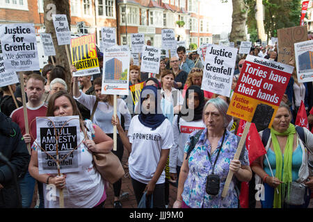London, UK. 19. Juli 2017. Demonstranten, Seite Kensington und Chelsea Rathaus während erste volle Ratsversammlung seit 14. Juni 2017 Grenfell Turm Feuer, das mindestens 80 Menschen das Leben gekostet. Bildnachweis: Thabo Jaiyesimi/Alamy Live-Nachrichten Stockfoto