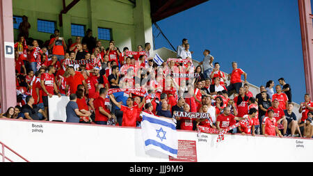 Budapest, Ungarn. 19. Juli 2017. BUDAPEST, Ungarn - Juli 19: Fans von Hapoel Beer Sheva warten das Kick-off vor dem UEFA Champions League 2. Qualifikationsrunde Spiel zwischen Budapest Honved und Hapoel Beer-Sheva Bozsik Stadion am 19. Juli 2017 in Budapest, Ungarn. Bildnachweis: Laszlo Szirtesi/Alamy Live-Nachrichten Stockfoto