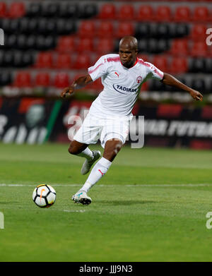 Budapest, Ungarn. 19. Juli 2017. BUDAPEST, Ungarn - 19 Juli: Anthony Nwakaeme Hapoel Beer-Sheva schießt auf das Tor in der UEFA Champions League 2. Qualifikationsrunde Partie zwischen Budapest Honved und Hapoel Beer-Sheva bei Bozsik-Stadion am 19. Juli 2017 in Budapest, Ungarn. Bildnachweis: Laszlo Szirtesi/Alamy Live-Nachrichten Stockfoto