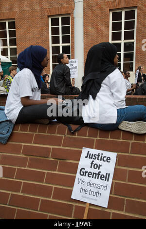 London, UK. , . Demonstranten, Seite Kensington und Chelsea Rathaus während erste volle Ratsversammlung seit 14. Juni 2017 Grenfell Turm Feuer, das mindestens 80 Menschen das Leben gekostet. Bildnachweis: Thabo Jaiyesimi/Alamy Live-Nachrichten Stockfoto