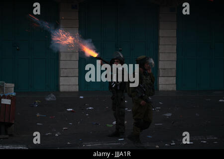 (170719)--BETHLEHEM, 19. Juli 2017 (Xinhua)--eine israelische Grenze Polizist feuert Tränengas Kanister für palästinensische Demonstranten während einer Protestaktion gegen die Schließung der al-Aqsa Moschee in Jerusalem, in der West Bank Stadt Bethlehem, zusammengesetzte am 19. Juli 2017. Israel beenden die al-Aqsa Moschee zusammengesetzte und installierten Checkpoints und Metalldetektoren an seinen Eingängen nach drei muslimischen Palästinenser israelische Staatsbürger niedergeschossen zwei israelische Polizisten am 14. Juli. Die Angreifer wurden dann von der israelischen Polizei innerhalb der Heiligen Verbindung getötet. (Xinhua/Mamoun Wazwaz) Stockfoto