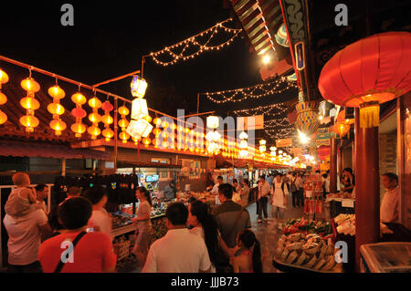 Peking, Peking, China. 19. Juli 2017. Peking, CHINA (nur zur redaktionellen Verwendung. CHINA HERAUS). Touristen genießen Lokalkolorit von Peking auf der folk Messe auf Wangfujing-Straße in Beijing. Bildnachweis: SIPA Asien/ZUMA Draht/Alamy Live-Nachrichten Stockfoto