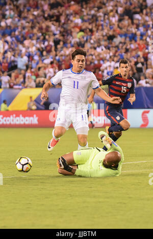 Tim Howard Torhüter der USMNT United States Mens National Team macht einen unglaublichen Torwart auf Rodolfo Zelaya und vermeidet im Rahmen des CONCACACAF Gold Cup fast eine Kollision bei einem Fußball-Fußball-Spiel gegen El Salvador Stockfoto