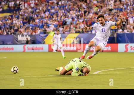 Tim Howard Torhüter der USMNT United States Mens National Team macht einen unglaublichen Torwart auf Rodolfo Zelaya und vermeidet im Rahmen des CONCACACAF Gold Cup fast eine Kollision bei einem Fußball-Fußball-Spiel gegen El Salvador Stockfoto