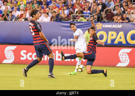 Omar Gonzalez und Eric Lichaj des USMNT Vereinigte Staaten mens Nationalmannschaft spielen Fußball | Fußball gegen El Salvador als Teil des CONCACAF Gold Cup Stockfoto