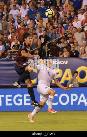 Omar Gonzalez Der USMNT Vereinigte Staaten mens National Team Sprünge / springt für eine Kopfzeile über Rodolfo Zelaya während einer Fußball | Fußball Match gegen El Salvador als Teil des CONCACAF Gold Cup Stockfoto