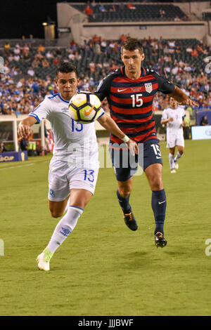 Eric Lichaj des USMNT Vereinigte Staaten mens National Team jagt, Alexander Larin während einer Fußball | Fußball Match gegen El Salvador als Teil des CONCACAF Gold Cup Stockfoto