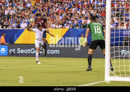 Omar Gonzalez von der USMNT United States Mens National Team springt um einen Kopfball, während Torhüter Derby Carrillo während eines Fußball | Fußball-Spiels gegen El Salvador im Rahmen des CONCACACAF Gold Cup zusieht Stockfoto