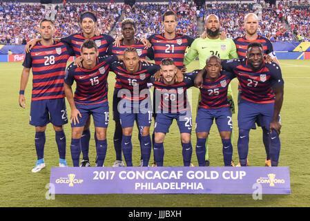 Mitglieder der USMNT Vereinigte Staaten mens Nationalmannschaft posieren für ein Foto des Teams vor einem Fußball | Fußball gegen El Salvador als Teil des CONCACAF Gold Cup Stockfoto