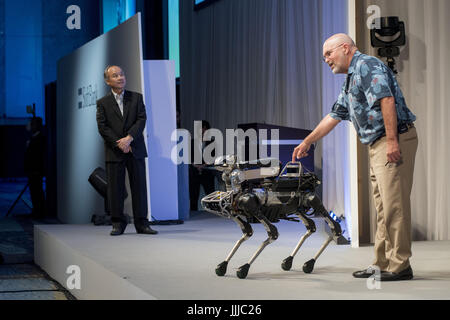 Tokyo, Tokyo, Japan. 20. Juli 2017. Boston Dynamics CEO und Founder Marc Raibert (R) zeigt seine Firma SpotMini Roboter als SoftBank Group Corp Chairman und CEO Masayoshi Son blickt auf, bei SoftBank Welt 2017-Konferenz in Tokio, Japan Credit: Alessandro Di Ciommo/ZUMA Draht/Alamy Live News Stockfoto