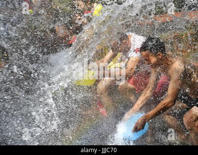 Chengdu, Provinz Sichuan. 19. Juli 2017. Leute spielen mit Wasser in die Huanglongxi Altstadt am Stadtrand von Chengdu, Hauptstadt der südwestlichen chinesischen Provinz Sichuan, 19. Juli 2017. Die brütenden Hitze trieb Menschen, Huanglongxi, kühle zu genießen. Bildnachweis: Liu Kun/Xinhua/Alamy Live-Nachrichten Stockfoto