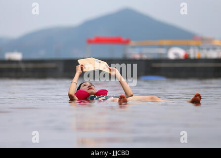 Dalian, China Liaoning Provinz. 18. Juli 2017. Menschen-Bad in Wasser mit hohen Menge an Salz in einem Resort in Dalian, Küstenstadt der Nordosten Chinas Liaoning Provinz, 18. Juli 2017. Leute finden verschiedene Möglichkeiten Abkühlung selbst inmitten von heißem Wetter über das ganze Land. Bildnachweis: Piao Feng/Xinhua/Alamy Live-Nachrichten Stockfoto