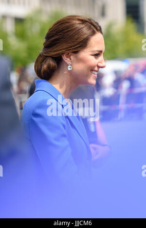 Berlin, Deutschland. 19. Juli 2017. Catherine, Herzogin von Cambridge, Ehefrau des britischen Prinzen William, lächelt am Brandenburger Tor in Berlin, Deutschland, 19. Juli 2017. Foto: Gregor Fischer/Dpa/Alamy Live News Stockfoto