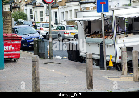 London, UK. 20. Juli 2017. Geschäfte als Verlustleistung nach Brand geschlossen. Northcote Straße in Battersea, South West London abgeriegelt, da Feuerwehr teilnehmen. Eine unterirdische Explosion ereignete sich gefolgt von Flammen aus einer elektrischen Abdeckung außerhalb eines Fisch-Stall. Bildnachweis: JOHNNY ARMSTEAD/Alamy Live-Nachrichten Stockfoto