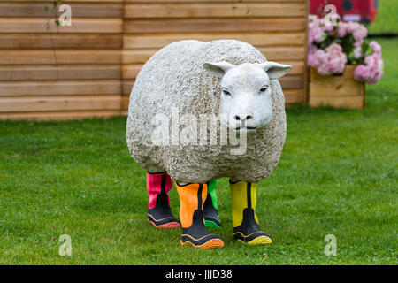 Schafsstatue in den Wellies in Knutsford, Cheshire. Wetter in Großbritannien. Juli 2017. Victoria Hart komische Schafstatue in wellington-Stiefeln als Heavy Rain fällt bei der RHS Flower Show. Die „Gartenparty des Nordens“, die 1999 von der Royal Horticultural Society begonnen wurde, beginnt heute im Tatton Park, als die RHS Flower Show ihr Blumenextravaganz eröffnet. Stockfoto