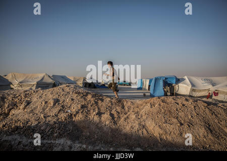 Ein syrischer junge durchzieht das Ain Issa-Camp für intern Vertriebene (IDP) in Ain Issa, in der Nähe von Raqqa, Nordsyrien, 19. Juli 2017. Das Camp ist das größte seiner Art meist geben Schutz für Familien, die ar-Raqqa flohen während der Kämpfe zwischen US-backed syrischen Truppen und Aktivisten der sogenannten islamischen Staat (IS). Foto: Morukc Umnaber/dpa Stockfoto