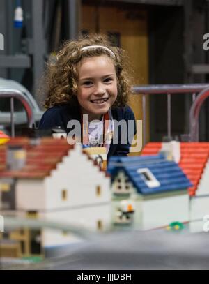 Glasgow, Schottland. 20. Juli 2017. Die SEC in Glasgow beherbergt Ziegel zu leben, die größte LEGO-Ausstellung in Großbritannien. Mit Modellen, bestehend aus mehr als 6 Millionen Ziegel, bauen LEGO-Enthusiasten ihre eigenen Kreationen sowie die Modelle von einigen der führenden Designer einschließlich Schottlands Nick Clayton und Rocco Buttliere aus Chicago bewundern.  Im Bild: Hope Crews (7 Jahre) mit einem Fanzone Lego Zug-Set Credit: Rich Dyson/Alamy Live News Stockfoto