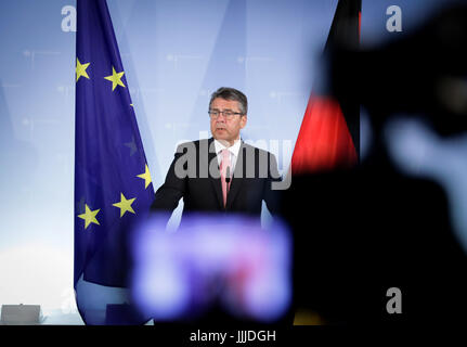 Berlin, Deutschland. 20. Juli 2017. German Foreign Minister Sigmar Gabriel (SPD) im Gespräch mit den Medien über die diplomatische Krise zwischen der Türkei und Deutschland an das Auswärtige Amt in Berlin, Deutschland, 20. Juli 2017. Foto: Kay Nietfeld/Dpa/Alamy Live News Stockfoto