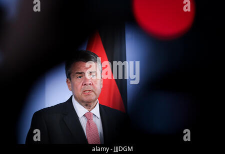 Berlin, Deutschland. 20. Juli 2017. German Foreign Minister Sigmar Gabriel (SPD) im Gespräch mit den Medien über die diplomatische Krise zwischen der Türkei und Deutschland an das Auswärtige Amt in Berlin, Deutschland, 20. Juli 2017. Foto: Kay Nietfeld/Dpa/Alamy Live News Stockfoto