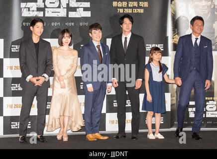 Song Joong-Ki, Lee Jung-Hyun, Ryoo Seung-wan, So Ji-Sub, Kim Su-an, Hwang Jung-min, 19. Juli 2017: Film Regisseur Ryoo Seung-wan (3. L) posiert mit Darstellern (L-R) Song Joong-Ki, Lee Jung-Hyun, So Ji-Sub Kim Su-ein und Hwang Jung-min auf einer Pressekonferenz von ihren neuen Film, der Schlachtschiff-Insel-Vorschau oder Goonhamdo in Seoul, Südkorea. Der Film schildert Koreaner Fluchtversuch Kohleminen auf Japanisch Hashima Insel, wo sie gezwungen waren, während des zweiten Weltkrieges zu arbeiten, wenn Japan koreanische Halbinsel besiedelt. Bildnachweis: Lee Jae-Won/AFLO/Alamy Live-Nachrichten Stockfoto