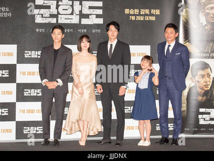 Song Joong-Ki, Lee Jung-Hyun, So Ji-Sub, Kim Su-an, Hwang Jung-min, 19. Juli 2017: Darsteller (L-R) Song Joong-Ki, Lee Jung-Hyun, So Ji-Sub Kim Su-ein und Hwang Jung-min eine Pressevorschau auf ihren neuen Film, der Schlachtschiff-Insel besuchen oder Goonhamdo in Seoul, Südkorea. Der Film schildert Koreaner Fluchtversuch Kohleminen auf Japanisch Hashima Insel, wo sie gezwungen waren, während des zweiten Weltkrieges zu arbeiten, wenn Japan koreanische Halbinsel besiedelt. Bildnachweis: Lee Jae-Won/AFLO/Alamy Live-Nachrichten Stockfoto