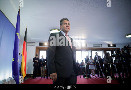 Berlin, Deutschland. 20. Juli 2017. German Foreign Minister Sigmar Gabriel (SPD) im Gespräch mit den Medien über die diplomatische Krise zwischen der Türkei und Deutschland an das Auswärtige Amt in Berlin, Deutschland, 20. Juli 2017. Foto: Kay Nietfeld/Dpa/Alamy Live News Stockfoto