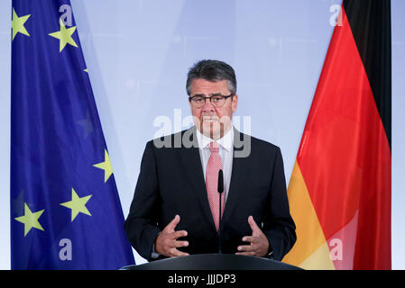 Berlin, Deutschland. 20. Juli 2017. German Foreign Minister Sigmar Gabriel (SPD) im Gespräch mit den Medien über die diplomatische Krise zwischen der Türkei und Deutschland an das Auswärtige Amt in Berlin, Deutschland, 20. Juli 2017. Foto: Kay Nietfeld/Dpa/Alamy Live News Stockfoto