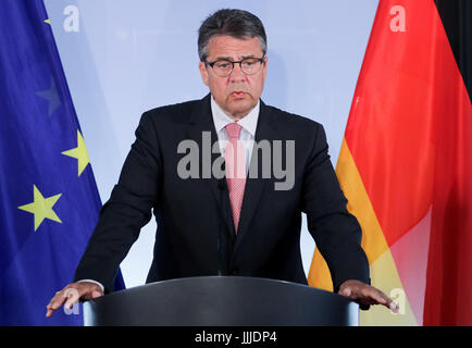 Berlin, Deutschland. 20. Juli 2017. German Foreign Minister Sigmar Gabriel (SPD) im Gespräch mit den Medien über die diplomatische Krise zwischen der Türkei und Deutschland an das Auswärtige Amt in Berlin, Deutschland, 20. Juli 2017. Foto: Kay Nietfeld/Dpa/Alamy Live News Stockfoto