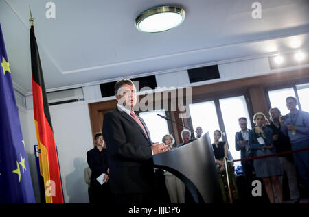 Berlin, Deutschland. 20. Juli 2017. German Foreign Minister Sigmar Gabriel (SPD) im Gespräch mit den Medien über die diplomatische Krise zwischen der Türkei und Deutschland an das Auswärtige Amt in Berlin, Deutschland, 20. Juli 2017. Foto: Kay Nietfeld/Dpa/Alamy Live News Stockfoto