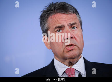 Berlin, Deutschland. 20. Juli 2017. German Foreign Minister Sigmar Gabriel (SPD) im Gespräch mit den Medien über die diplomatische Krise zwischen der Türkei und Deutschland an das Auswärtige Amt in Berlin, Deutschland, 20. Juli 2017. Foto: Kay Nietfeld/Dpa/Alamy Live News Stockfoto