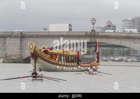 London, UK. 20. Juli 2017. Rowbarge verwendet für die 2012-Diamant-Jubiläum, die den 60. Jahrestag des Beitritts von Königin Elizabeth II am 6. Februar 1952, markiert Gloriana navigiert auf der Themse in Putney an einem bewölkten Tag Credit: Amer Ghazzal/Alamy Live-Nachrichten Stockfoto