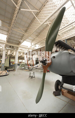 Duxford Cambridgeshire, Großbritannien. 20. Juli 2017. Eine seltene erste Weltkrieg De Havilland DH9 Bomber Flugzeug wurde vollständig restauriert und ist nun für die Anzeige und Flug im Imperial War Museum montiert wird. Das Flugzeug ist 100 Jahre alt, am 100. Jahrestag des Imperial War Museum in einem WW1-Bügel montiert. Das Flugzeug ist das einzige in Großbritannien und restauriert wurde, nachdem er in einen Elefanten stabil am Palast von Bikaner, Rajasthan, Indien gefunden. Bildnachweis: Julian Eales/Alamy Live-Nachrichten Stockfoto