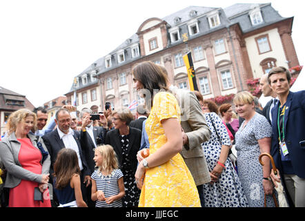 Heidelberg, Deutschland. 20. Juli 2017. Großbritanniens Prinz William und seine Frau Catherine, Herzogin von Cambridge, besuchen Sie die Altstadt in Heidelberg, Deutschland, 20. Juli 2017. Im Hintergrund ist das Rathaus zu sehen. Foto: Arne Dedert/Dpa/Alamy Live-Nachrichten Stockfoto