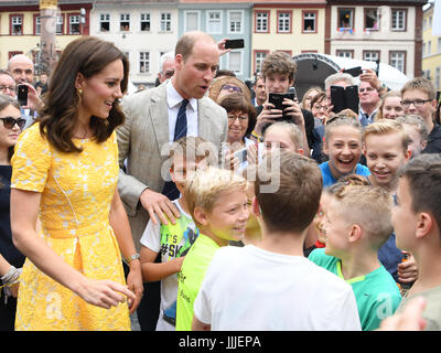 Heidelberg, Deutschland. 20. Juli 2017. Großbritanniens Prinz William und seine Frau Catherine, Herzogin von Cambridge, besuchen Sie den Marktplatz und sprechen Sie mit einer Gruppe von Kindern, in Heidelberg, Deutschland, 20. Juli 2017. Foto: Arne Dedert/Dpa/Alamy Live-Nachrichten Stockfoto