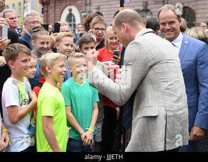 Heidelberg, Deutschland. 20. Juli 2017. Großbritanniens Prinz William und seine Frau Catherine, Herzogin von Cambridge, besuchen Sie den Marktplatz und sprechen Sie mit einer Gruppe von Kindern, in Heidelberg, Deutschland, 20. Juli 2017. Auf der rechten Seite ist Bürgermeister von Heidelberg Eckart Wuerzner. Foto: Arne Dedert/Dpa/Alamy Live-Nachrichten Stockfoto