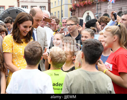 Heidelberg, Deutschland. 20. Juli 2017. Großbritanniens Prinz William und seine Frau Catherine, Herzogin von Cambridge, besuchen Sie den Marktplatz und sprechen Sie mit einer Gruppe von Kindern, in Heidelberg, Deutschland, 20. Juli 2017. Foto: Arne Dedert/Dpa/Alamy Live-Nachrichten Stockfoto