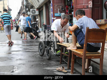 Peking, China. 19. Juli 2017. Zwei Bewohner spielen Schach in Shanghai, Ost-China, 19. Juli 2017. Bildnachweis: Ding Ting/Xinhua/Alamy Live-Nachrichten Stockfoto