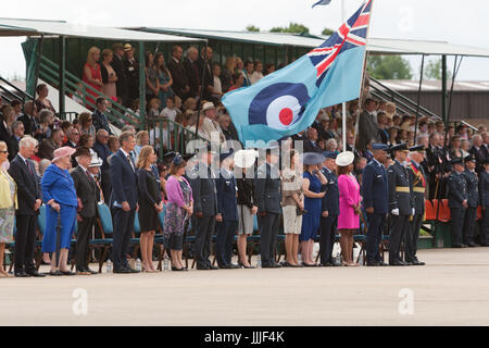 Suffolk, UK. 20. Juli 2017. Personal und Gäste erwarten die Ankunft von Prinz Harry an RAF Basis, Suffolk, UK. Bildnachweis: Keith Mindham/Alamy Live-Nachrichten Stockfoto