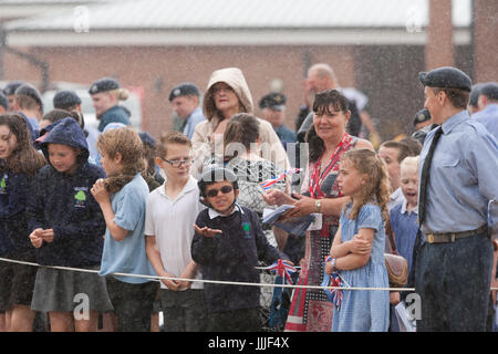 Suffolk, UK. 20. Juli 2017. Gäste warten im Regen auf seine königliche Hoheit Prinz Harry an RAF Basis, Suffolk, UK. Bildnachweis: Keith Mindham/Alamy Live-Nachrichten Stockfoto