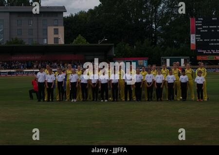 Derby, Großbritannien. 20. Juli 2017. Australien Frauen Cricket Team Line up für die Nationalhymnen zum Jahresbeginn ihre ICC-Frauen-WM Halbfinale gegen Indien im Derby County Ground. Bildnachweis: Colin Edwards/Alamy Live-Nachrichten Stockfoto