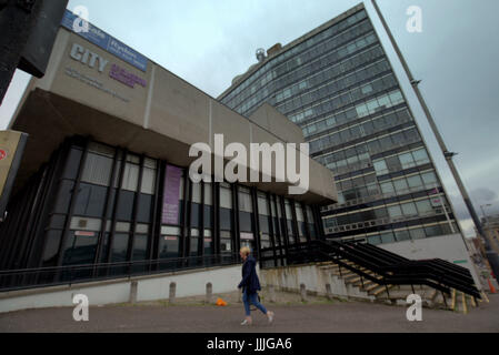 Glasgow, Schottland. 20. Juli 2017. Heute ist die City of Glasgow College New City Campus für den Royal Institute of British Architects (RIBA) Stirling Prize in Linie für Großbritanniens beste neue Gebäude zu beurteilen gewesen. Einheimischen abgebildet heute wo weitgehend verwirrt durch diese Entscheidung als sagte, dass dies mit Anekdoten auf wie weiß es war und seinen Kasten Auftritt angeboten. Eines der legendären ehemaligen College-Gebäuden. Bildnachweis: Gerard Fähre/Alamy Live News Stockfoto