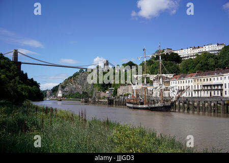 Bristol, UK. 20. Juli 2017. Die Großsegler The Earl of Pembroke (rechts) segelt in Bristol, gefolgt von der Phoenix (Weitergabe unter die Clifton Suspension Bridge) in Richtung der Hafen der Stadt schweben. Der Großsegler kommen in die Stadt für das Bristol Hafen-Festival an diesem Wochenende, 21.-23. Juli stattfindet. Bildnachweis: Mfimage/Alamy Live-Nachrichten Stockfoto